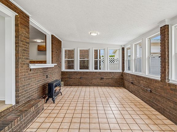 3rd image of 861 Fox Ln