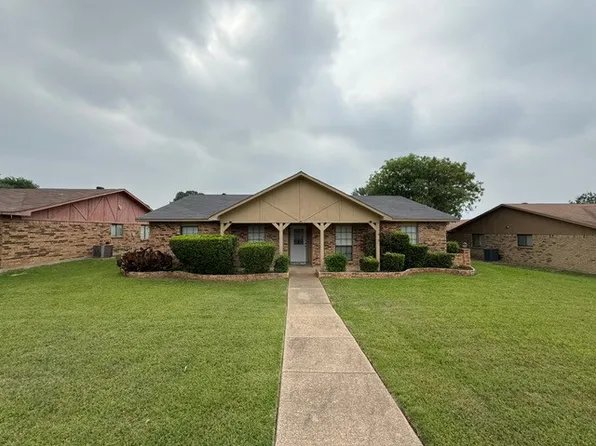 828 Wood Gln, Desoto, TX 75115