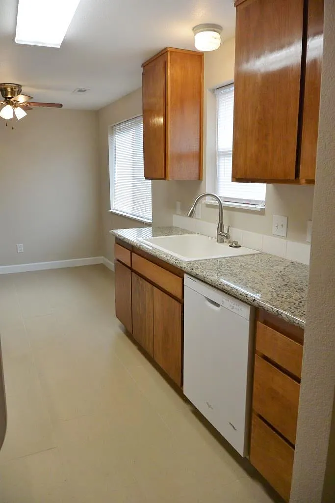2 bed, 928 sqft, $1,525 — Photo 3