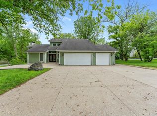 10161 N Loma Cir, Grosse Ile, MI 48138