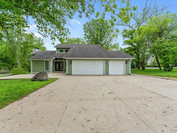 10161 N Loma Cir, Grosse Ile, MI 48138