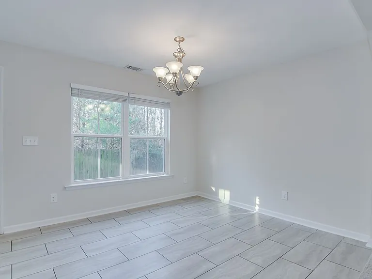 703 Sycamore Ct — Photo 9