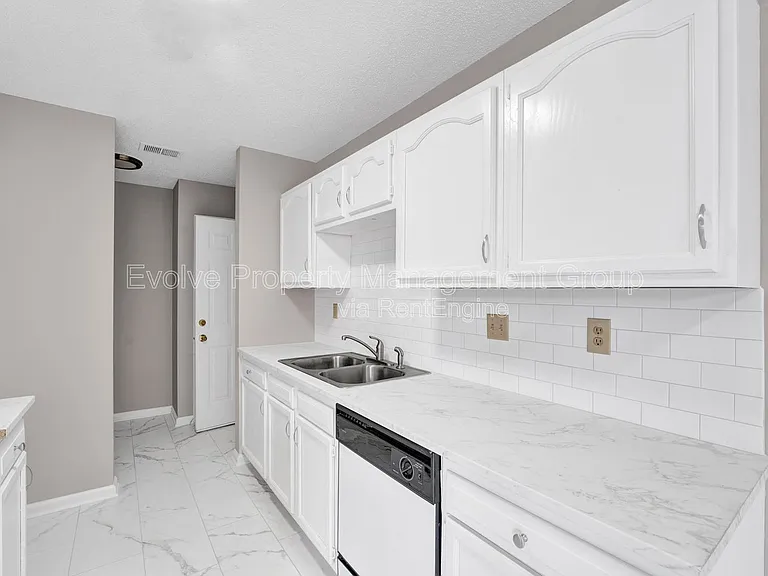 3014 Meadows Ln — Photo 2