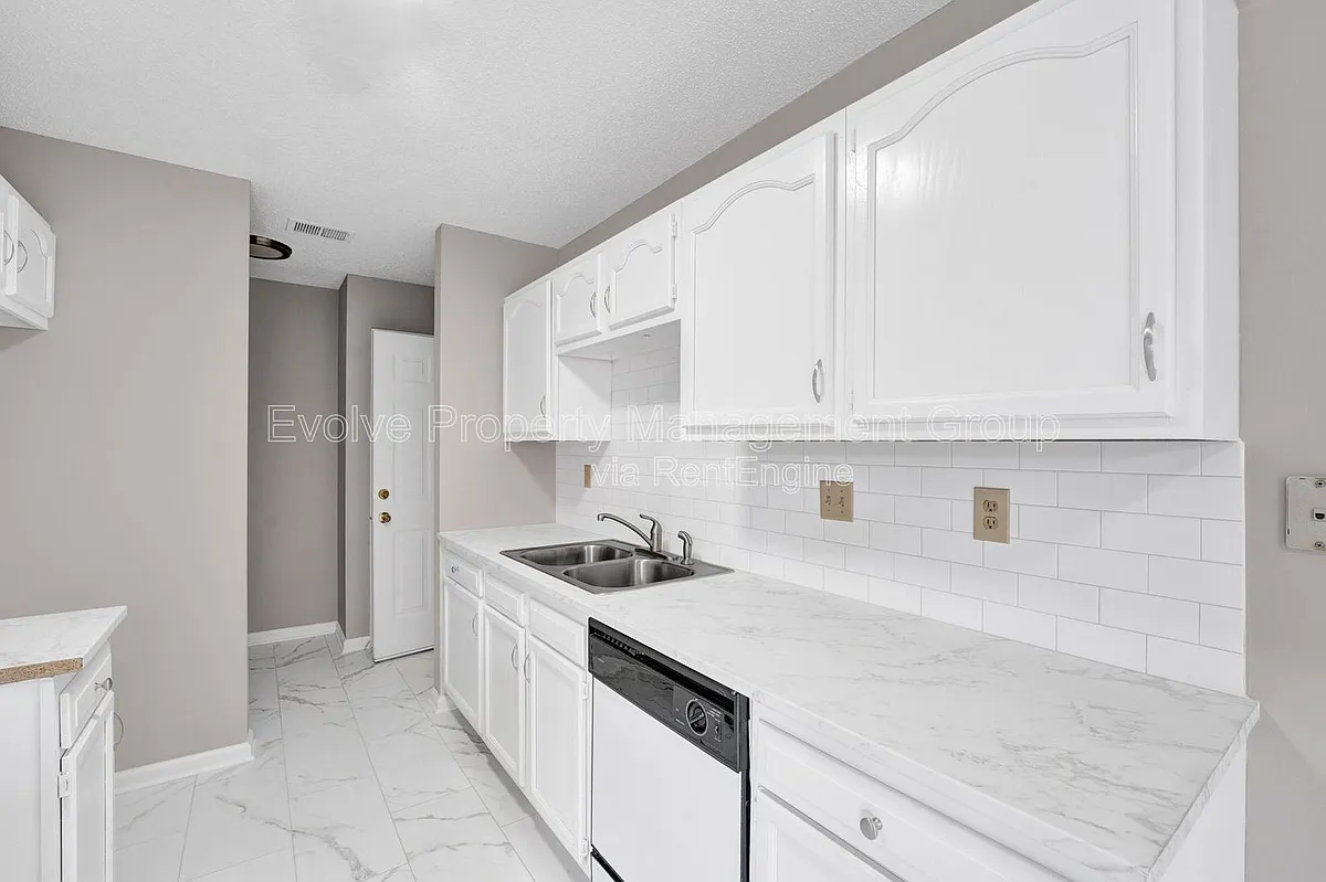 Building Photo - 3014 Meadows Ln