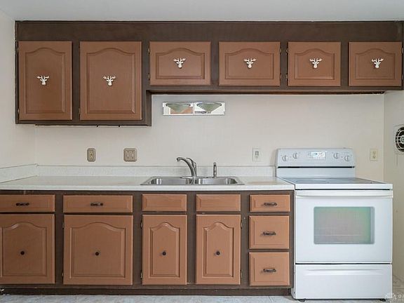 2nd image of 2031 Munich Ave