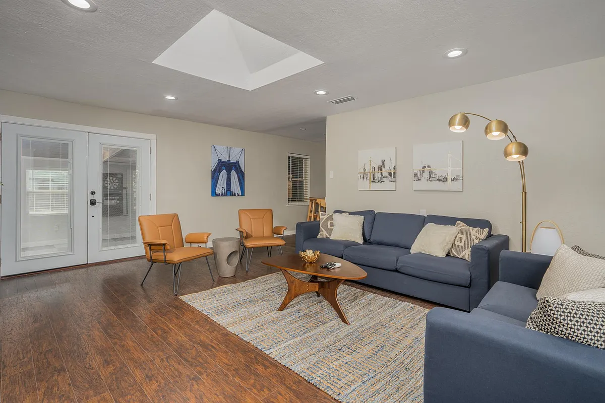 Building Photo - 7809 Claremont Dr