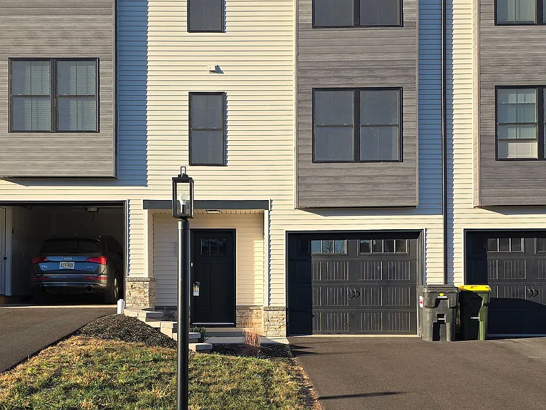 4 Old Stone Way — Photo 1