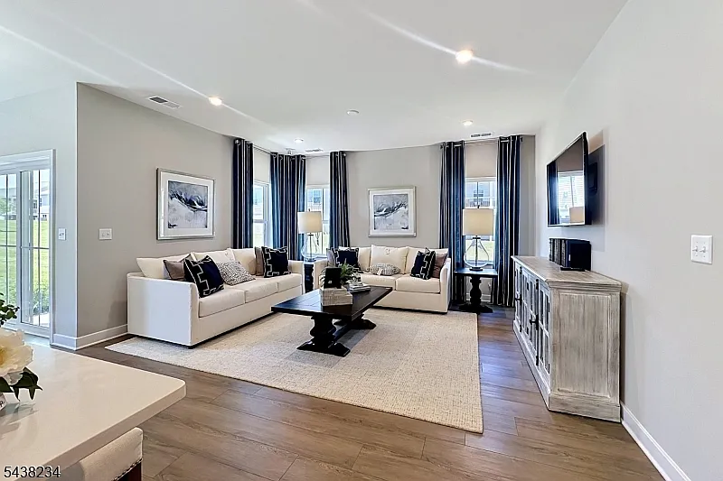 3 bed, 3.0 bath, $4,500 — Photo 2