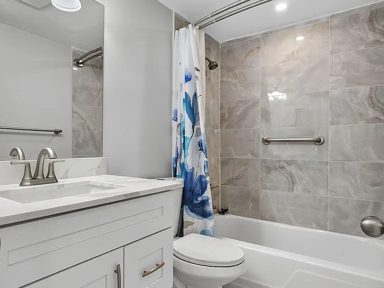 42 Easthampton B — Photo 25
