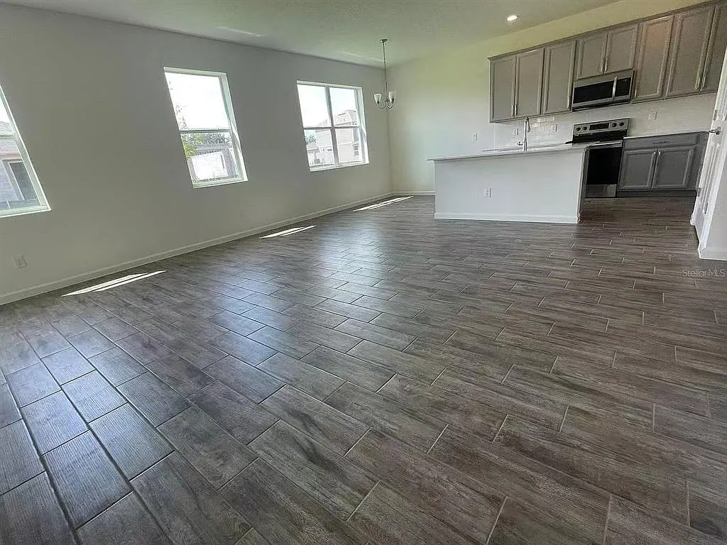 4 bed, 3.0 bath, 2392 sqft, $2,450 — Photo 3