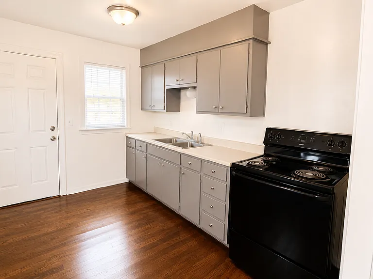 2132 Miramar Blvd — Photo 4