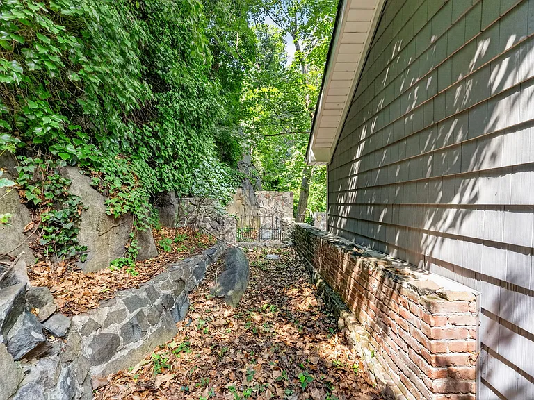8 Old Wood Rd — Photo 22