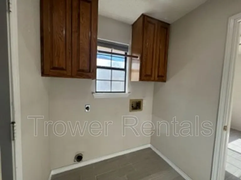 3913 Lyndale Dr — Photo 13