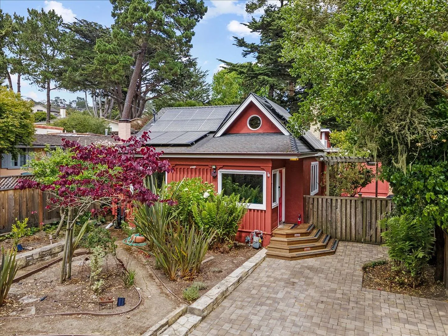 Charming 2 Bedroom House + Detached Guest House in Carmel — Photo 2