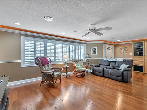 5th image of 2107 Oak Grove Dr