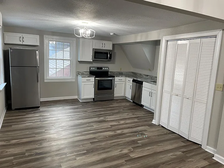 10377 Warwick Blvd — Photo 2