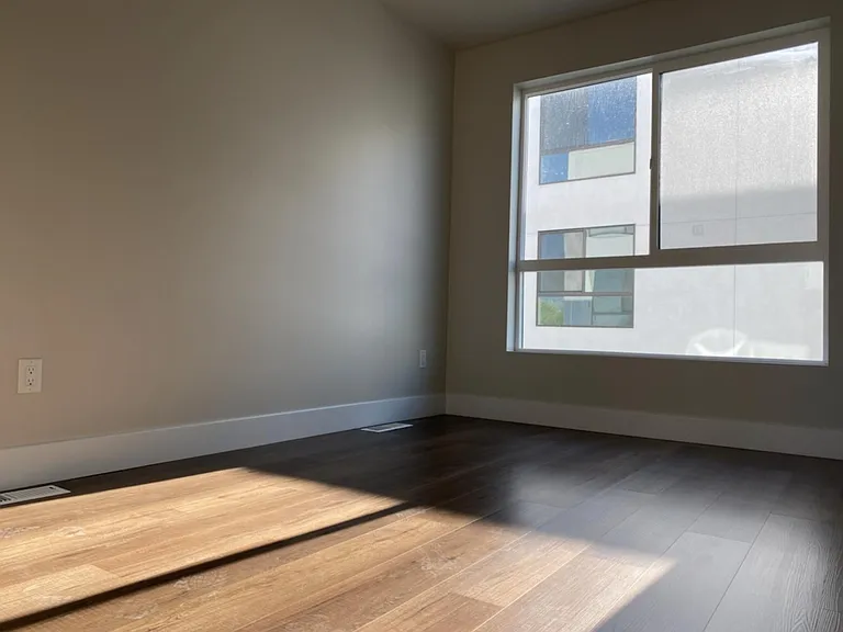 423 E 2100 S — Photo 16