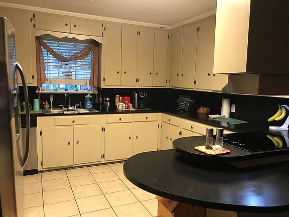 3rd image of 511 Willow Bend Dr