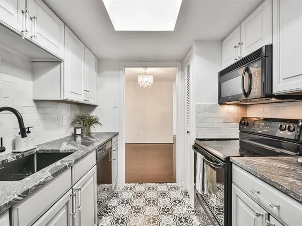2220 S Piney Point Road #203, Houston, TX 77063