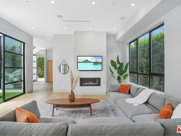 346 N Kings Rd — Photo 9