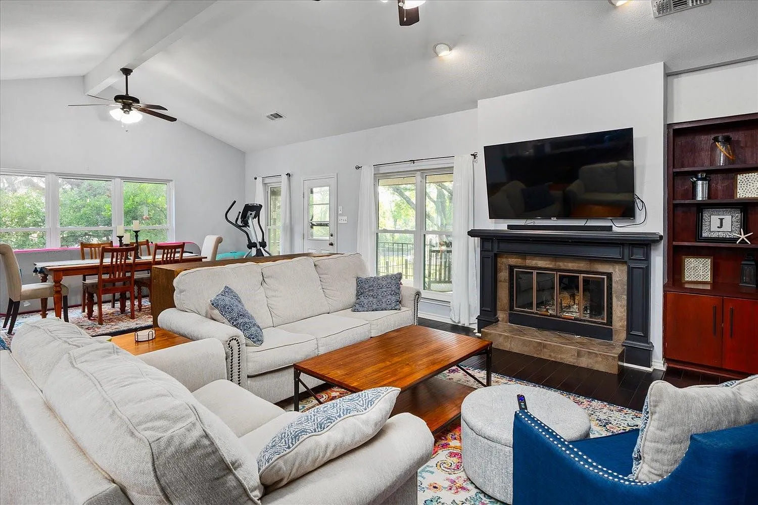 3 bed, 2.0 bath, 2177 sqft, $3,000 — Photo 3