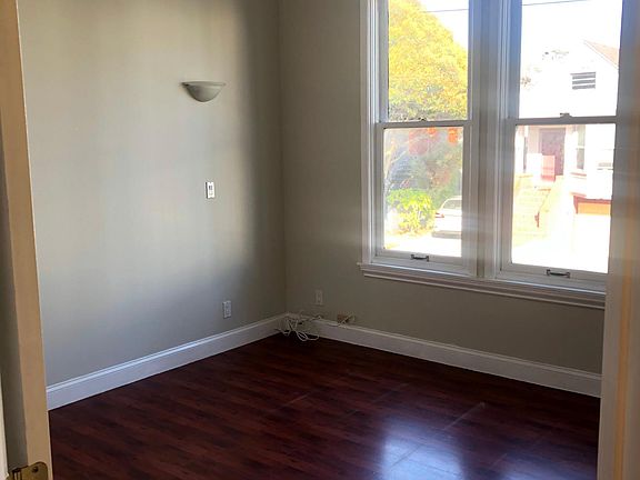3rd image of 1338 Hampshire St