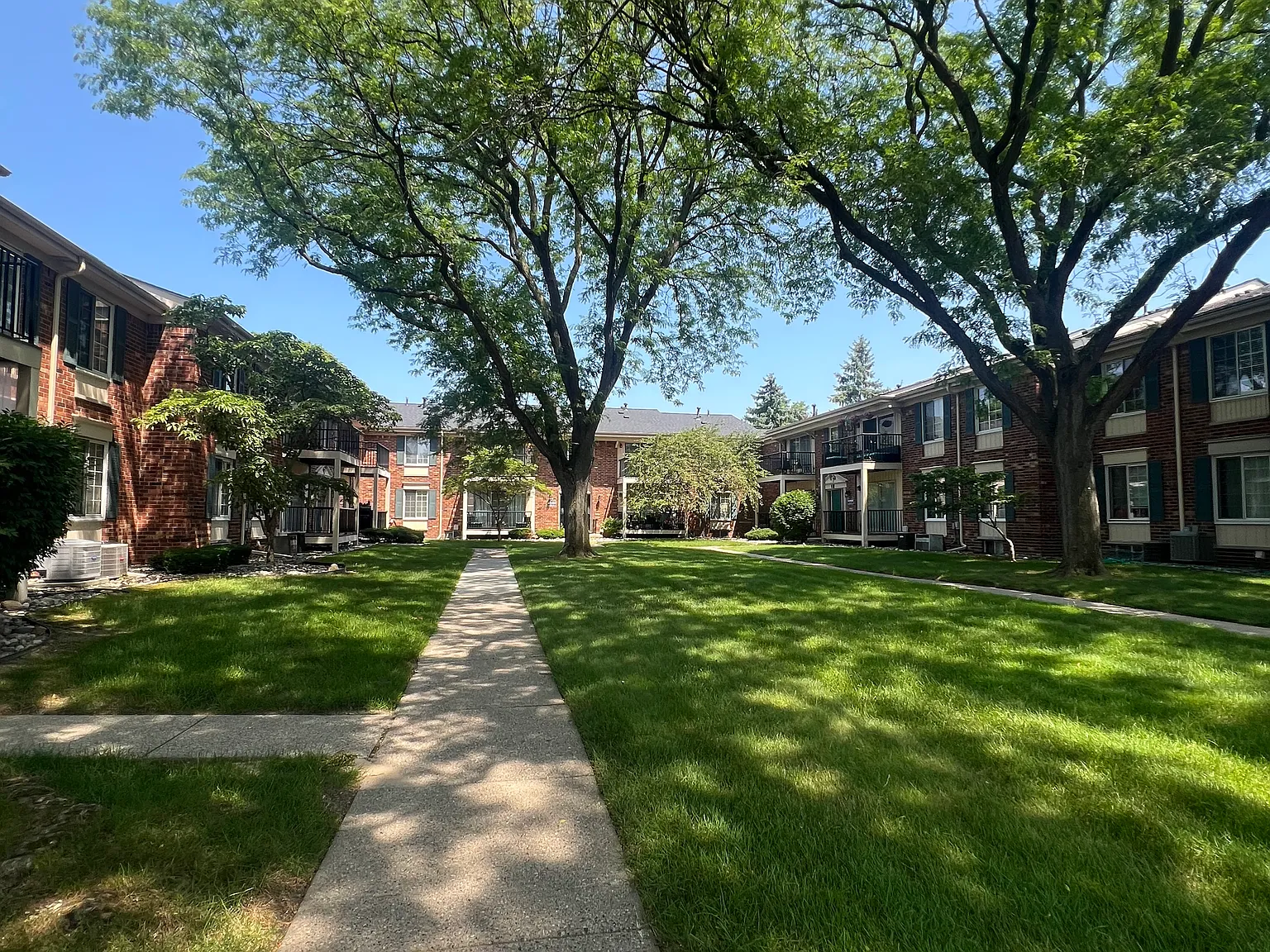 2 bed, 963 sqft, $1,600 — Photo 2