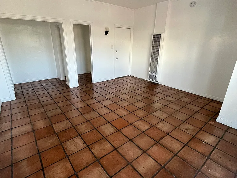 1012 N Ardmore Ave #201 — Photo 5