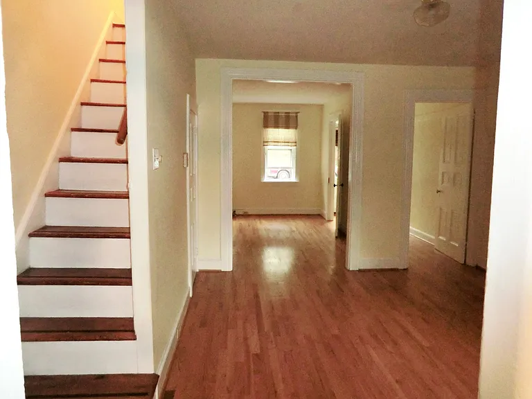 412 W Orange St — Photo 2