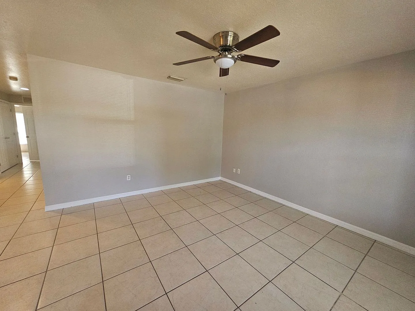 Affordable 3 bedroom 2 bath duplex in Lehigh! — Photo 4