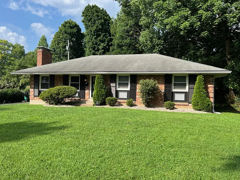1502 Lynn Way — Photo 1