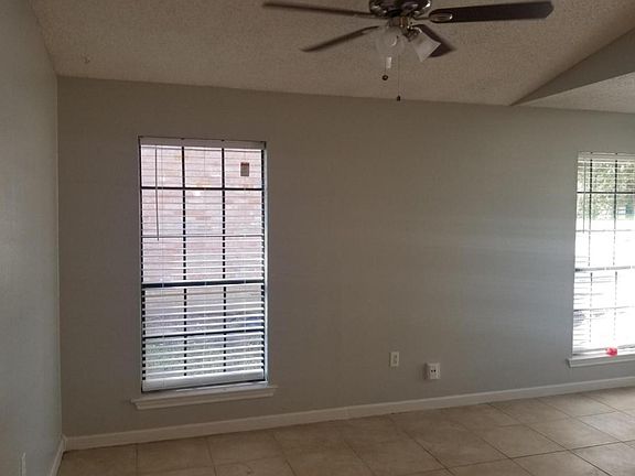 4th image of 1106 Willow Creek Dr