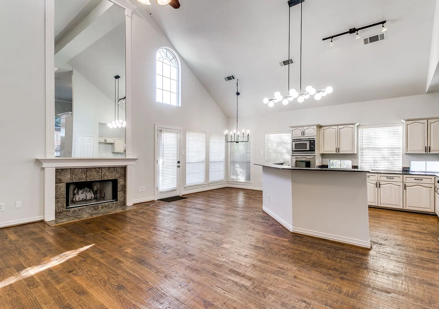 Luxury Home Full of Natural Light And Open Floor Plan — Photo 4