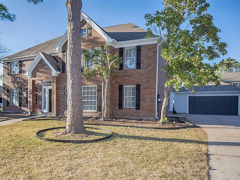 2108 Olympic Dr — Photo 2