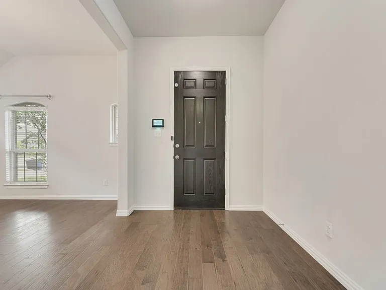 1560 Seminole Dr — Photo 2
