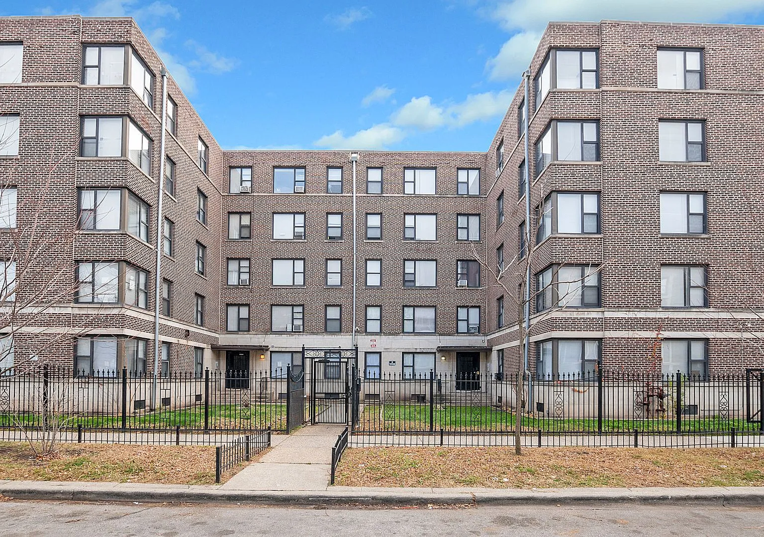 7200 Coles — Photo 1