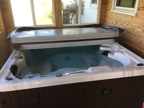 Jacuzzi/ sunroom 