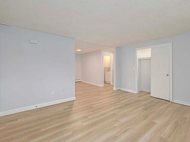Oakland Beach Apartments — Photo 7