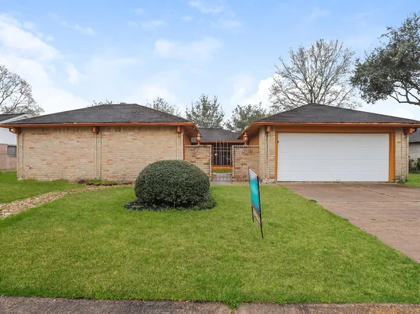613 W Castle Harbour Dr, Friendswood, TX 77546