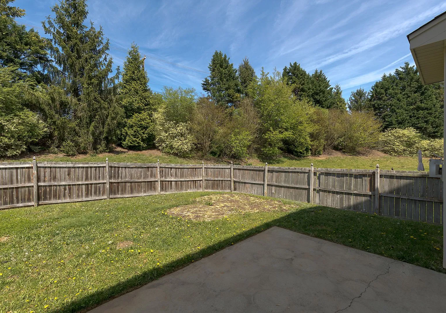 Spacious beautiful 4 bedroom 2.5 bath home in NW Greensboro with 2 car garage/fenced yard/Cul-de-sac — Photo 4
