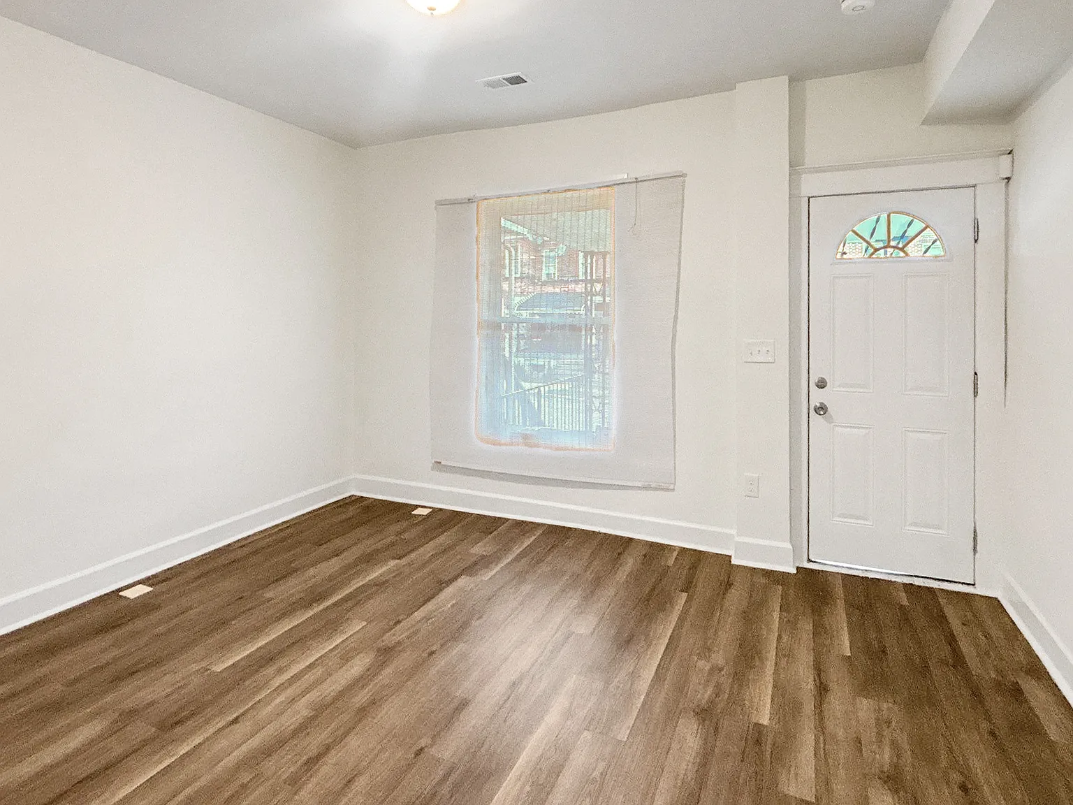 Beautifully Updated 2BR/1.5BA Townhome with Central A/C — Photo 2