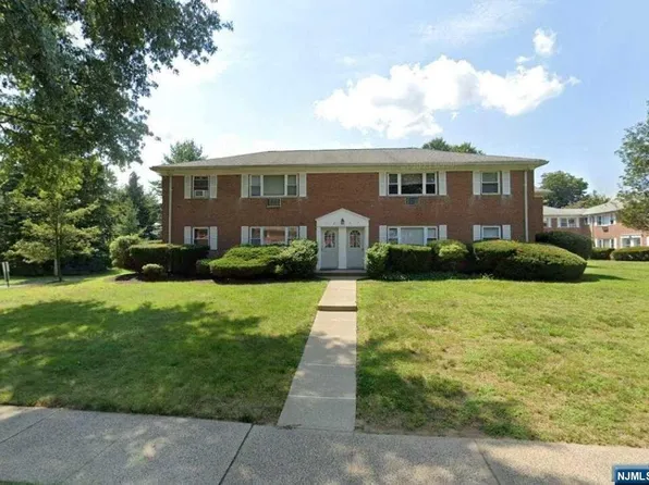 3 Manchester Ct, Wayne, NJ 07470