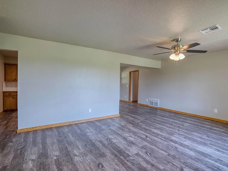 2823 S Eastern Ave — Photo 8