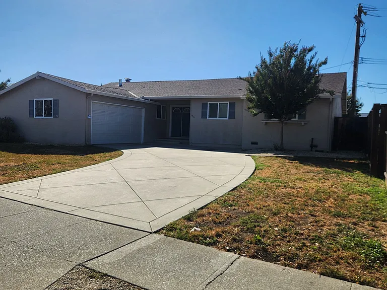 1515 Thornwood Dr — Photo 2