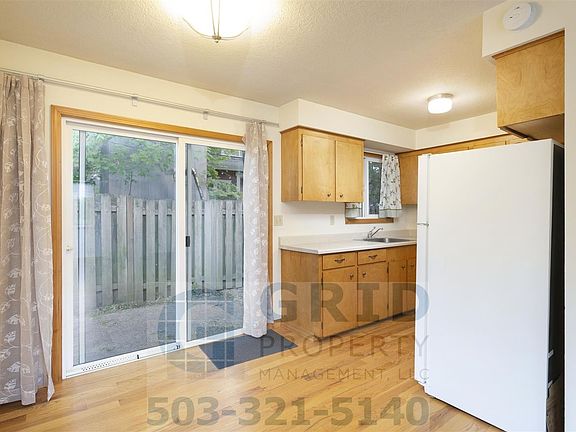 2nd image of 2204-2206 SE Woodward St