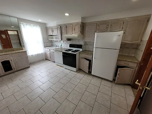 Rented by Halvatzis Realty | media 1