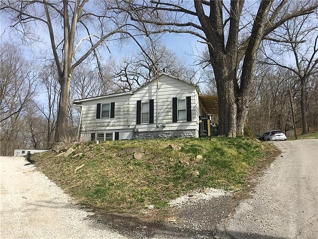 2nd image of 216 Spring St