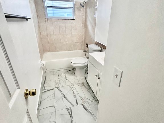 4th image of 1329 Longwood St #B