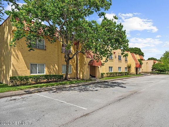 4th image of 6552 LA MIRADA Drive E