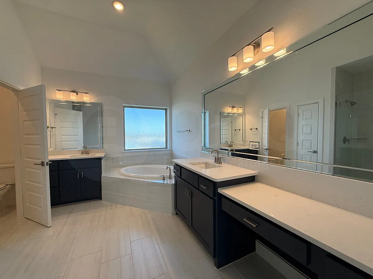 3 bed, 4.0 bath, 1950 sqft, $3,299 — Photo 2